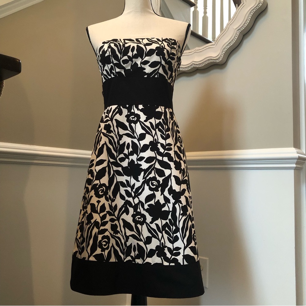 White House Black Market Black and White Floral Cocktail Dress Size 4.